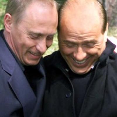 O Μπερλουσκόνι, ο Πούτιν και... το σκυλάκι Ντούντου!