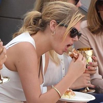 Η Kate Upton καταβροχθίζει ένα σάντουιτς on camera