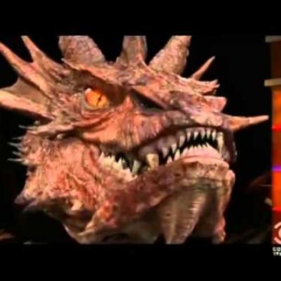 O Stephen Colbert παίρνει συνέντευξη από τον Smaug, τον δράκο του Hobbit!