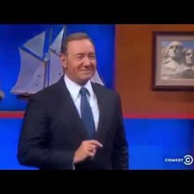 Ο Kevin Spacey ως Frank Underwood απειλεί τον Stephen Colbert