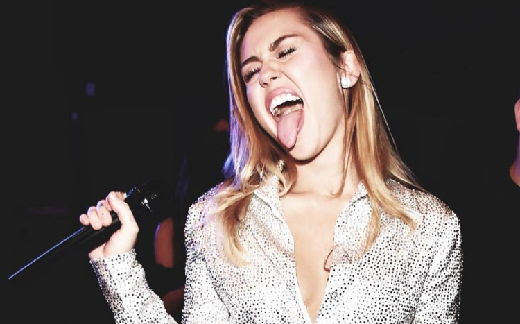 Η Miley Cyrus παίρνει πίσω την συγγνώμη της για μια παλιά φωτογράφησή της στο Vanity Fair