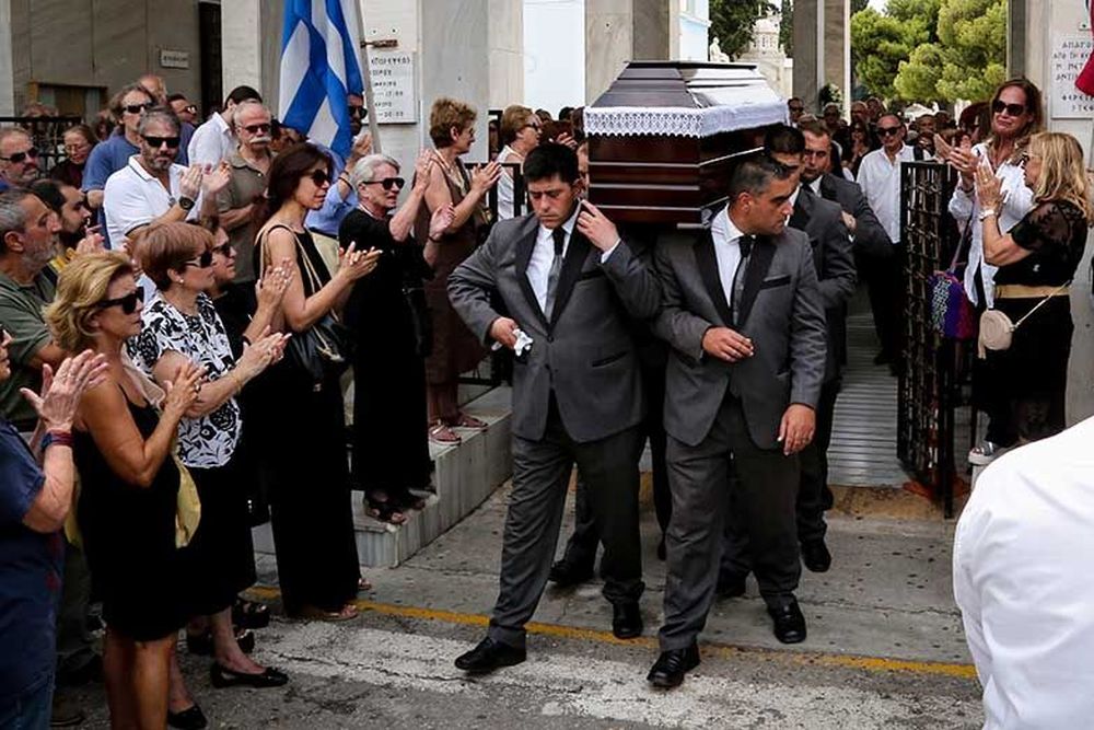 Στο πρόσωπο του Μάνου Ελευθερίου η Ελλάδα κήδεψε τους νεκρούς της νέας τραγωδίας της