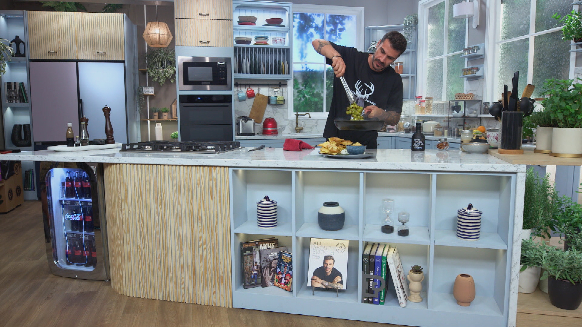 Ο Άκης Πετρετζίκης ανοίγει το «Kitchen Lab»