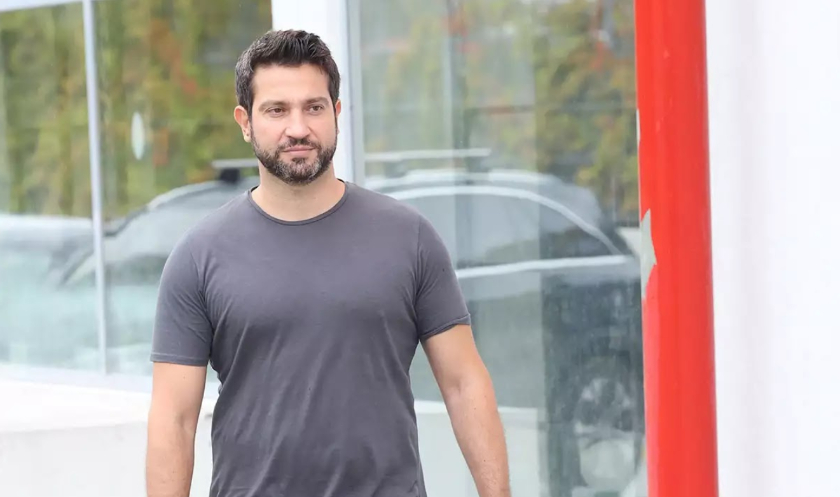 Ο σεφ Νικόλας Σακελλαρίου στο «μαγείρεμα» για το Cash Kitchen του ΣΚΑΪ