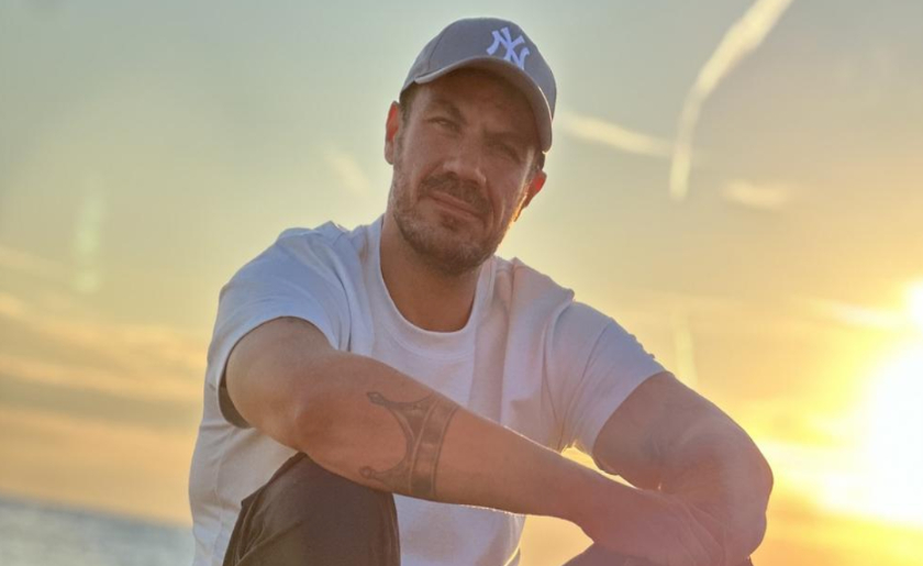 Ο Άκης Πετρετζίκης συνεχίζει το γευστικό του ταξίδι στην Κέρκυρα με το «Akis’ Food Tour»