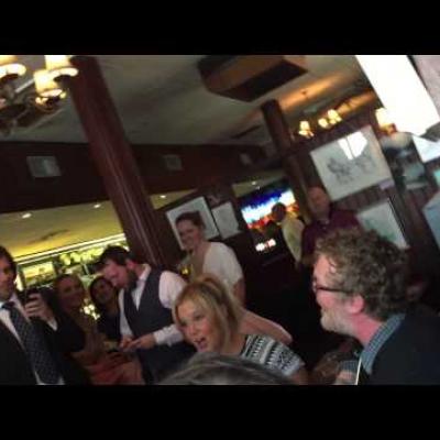 Η Amy Schumer και ο Judd Apatow τραγουδούν σε ιρλανδέζικο γάμο