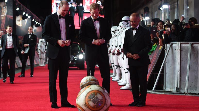 Ο BB-8 υποδέχθηκε τους «Stormtroopers» Γουίλιαμ και Χάρι στην πρεμιέρα του «Last Jedi»