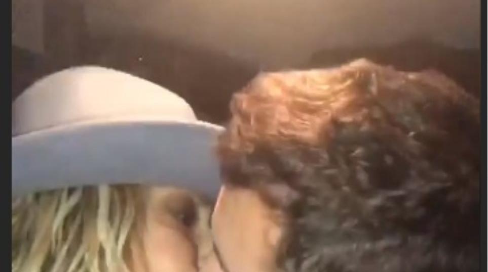 Βίντεο: Το φιλί της Άννας Βίσση με νεαρό συνεργάτη της 