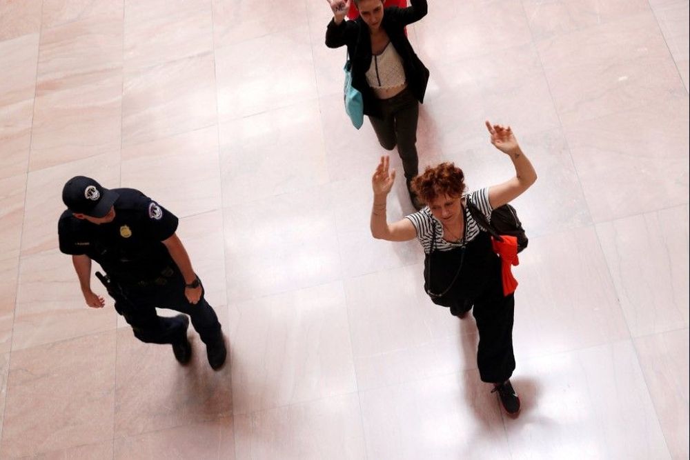 Η Σούζαν Σάραντον συνελήφθη ενώ διαμαρτύρονταν για την μεταναστευτική πολιτική του Τραμπ