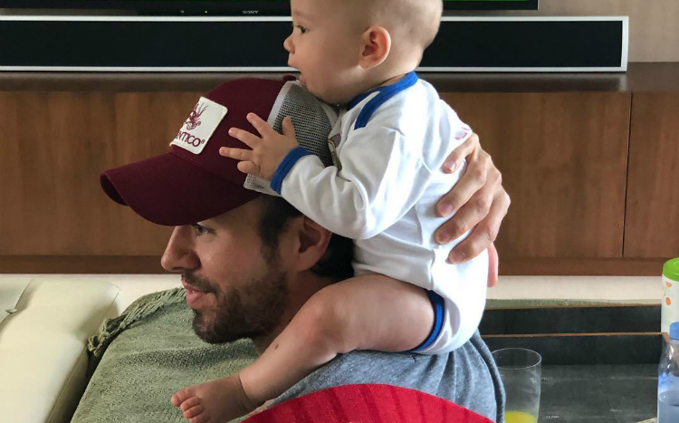 Enrique Iglesias: Οι αστείες στιγμές και τα παιχνίδια με τα δίδυμα!