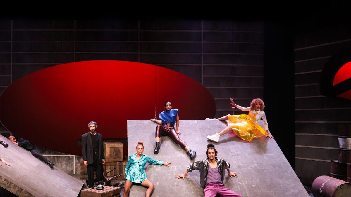 «Ο Ρινόκερος» του Ιονέσκο με τον Άρη Σερβετάλη επιστρέφει στο θέατρο Κιβωτός