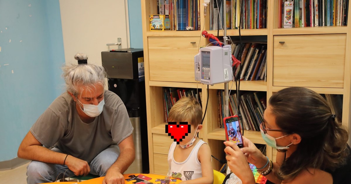 Μοναδικός Γιάννης Χαρούλης: Μία διαφορετική συναυλία για τα παιδιά στην Ογκολογική του νοσοκομείου Ηρακλείου