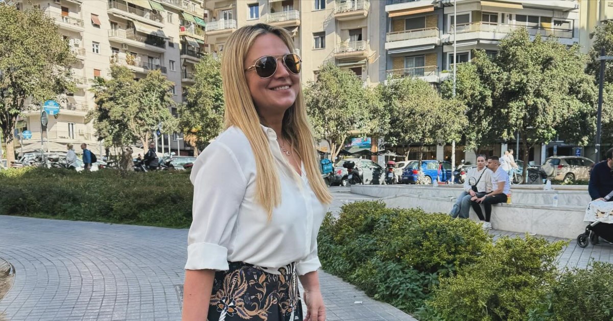 Νάνσυ Ζαμπέτογλου: Στη Θεσσαλονίκη με μακριά ψηλόμεση φούστα και δερμάτινο φάκελο Jacquemus 