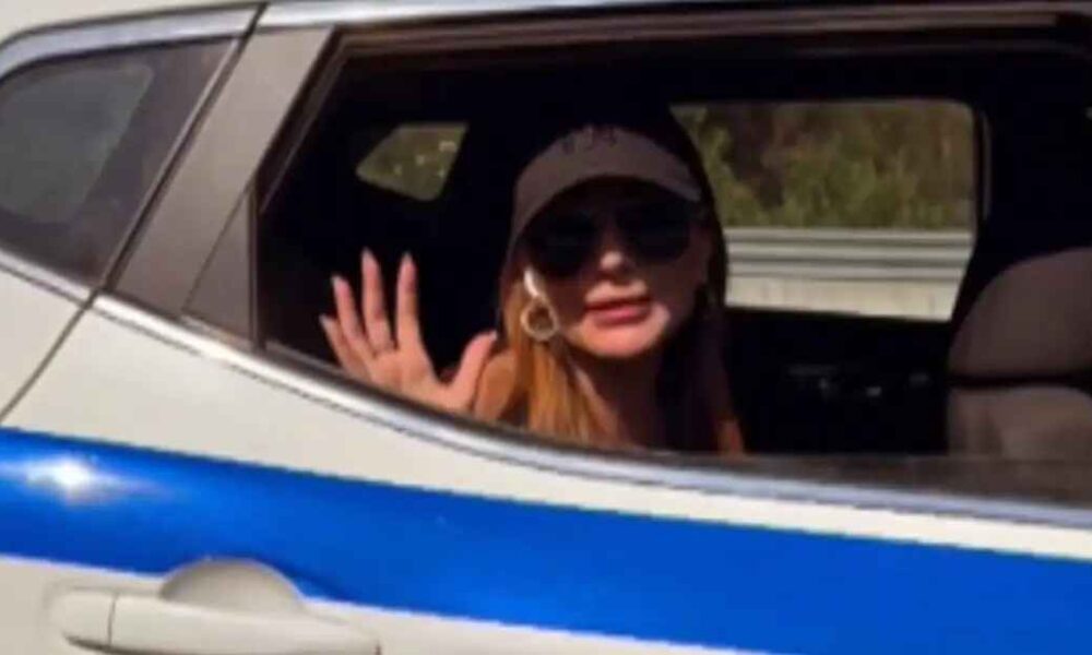 Δέσποινα Βανδή: Περιπολικό την μεταφέρει μετά από πρόβλημα στο αυτοκίνητό της