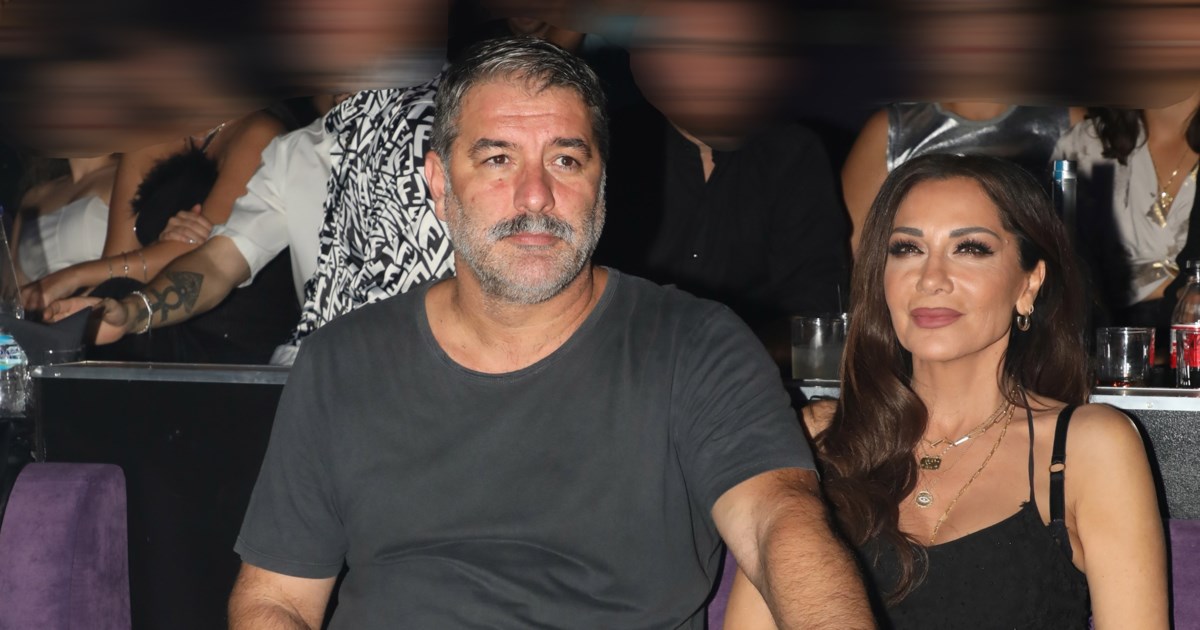 Δέσποινα Βανδή: Με τον Βασίλη Μπισμπίκη σε πλαζ στο Ρέθυμνο 